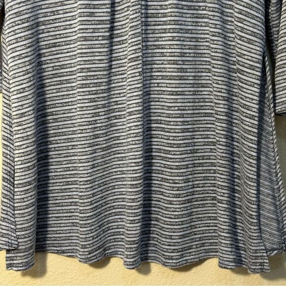 Xhilaration Gray and White Relaxed Tunic Top 3/4 Sleeves Lace back stretch. - Picture 6 of 10